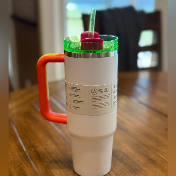 Stanley Quencher H2.0 Tumbler in White with Red Handle - Picture 5 of 6